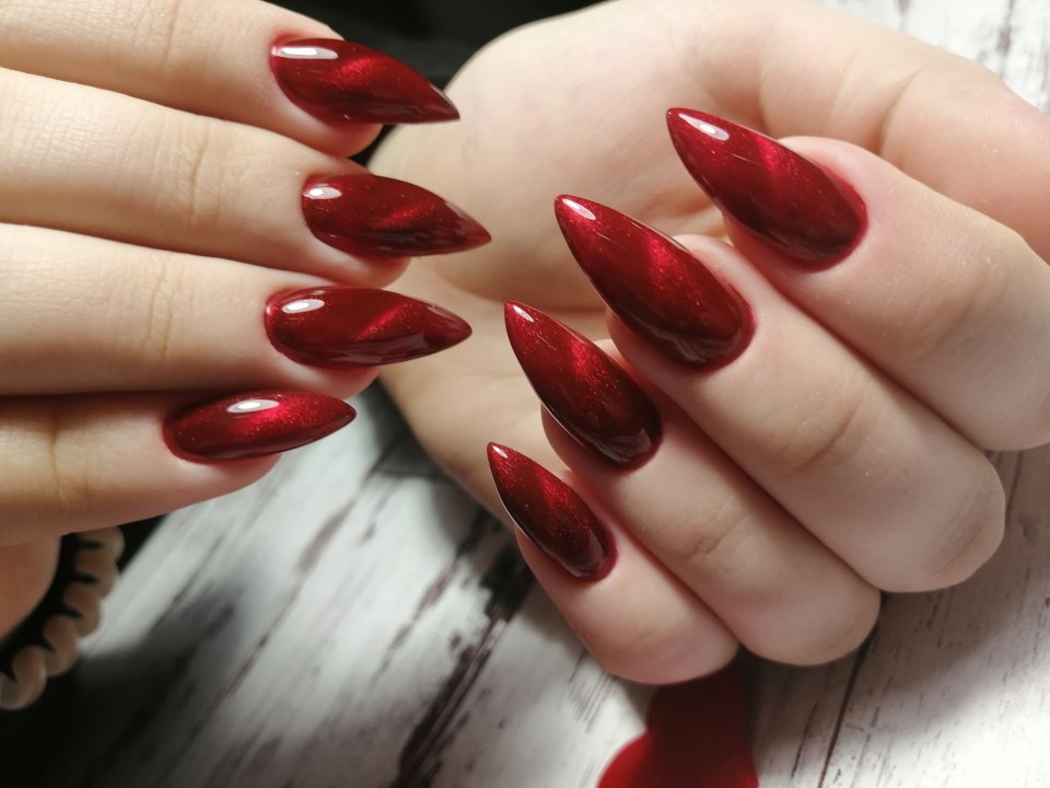 Ногти красные с черным миндаль