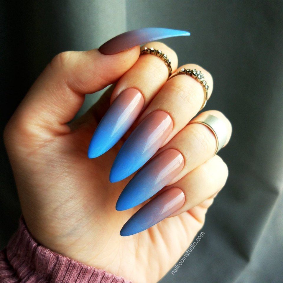 Маникюр с темной втиркой миндаль