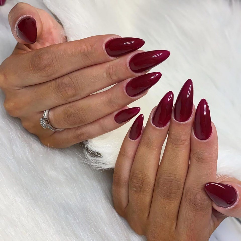 Ногти 2020 бордо с втиркой