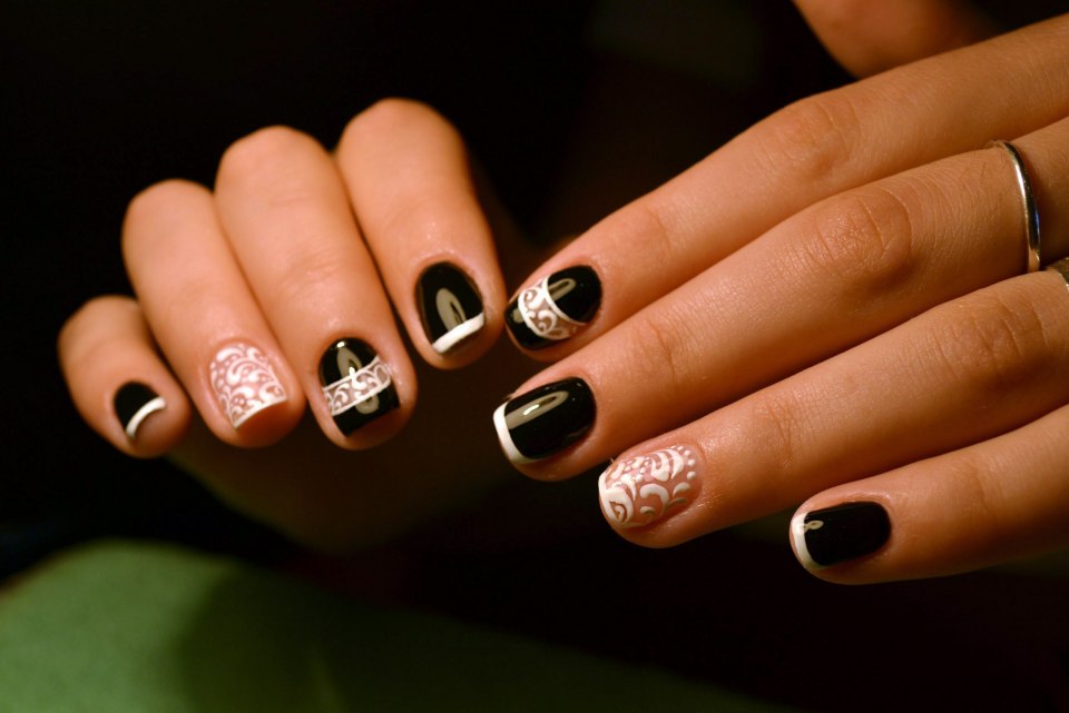 Черно белый френч на короткие ногти