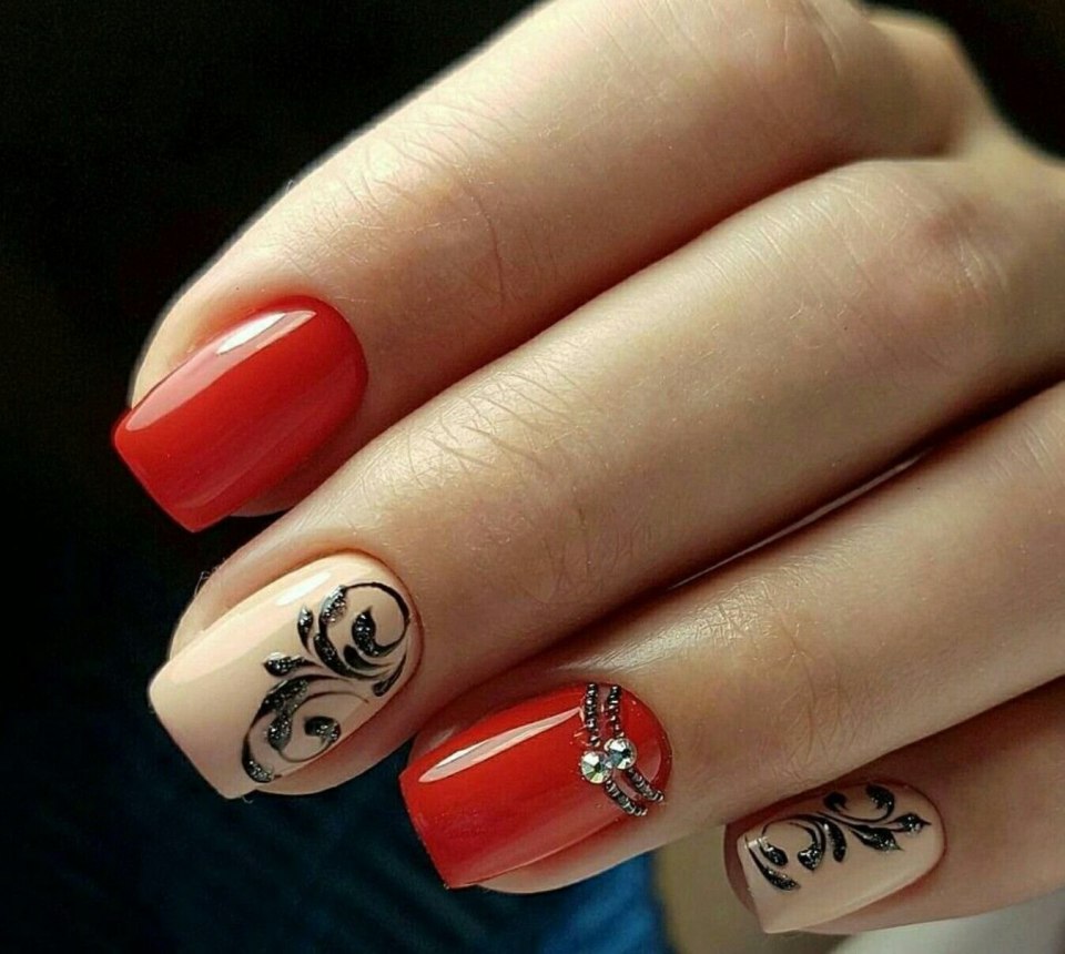 Красные ногти с вензелями