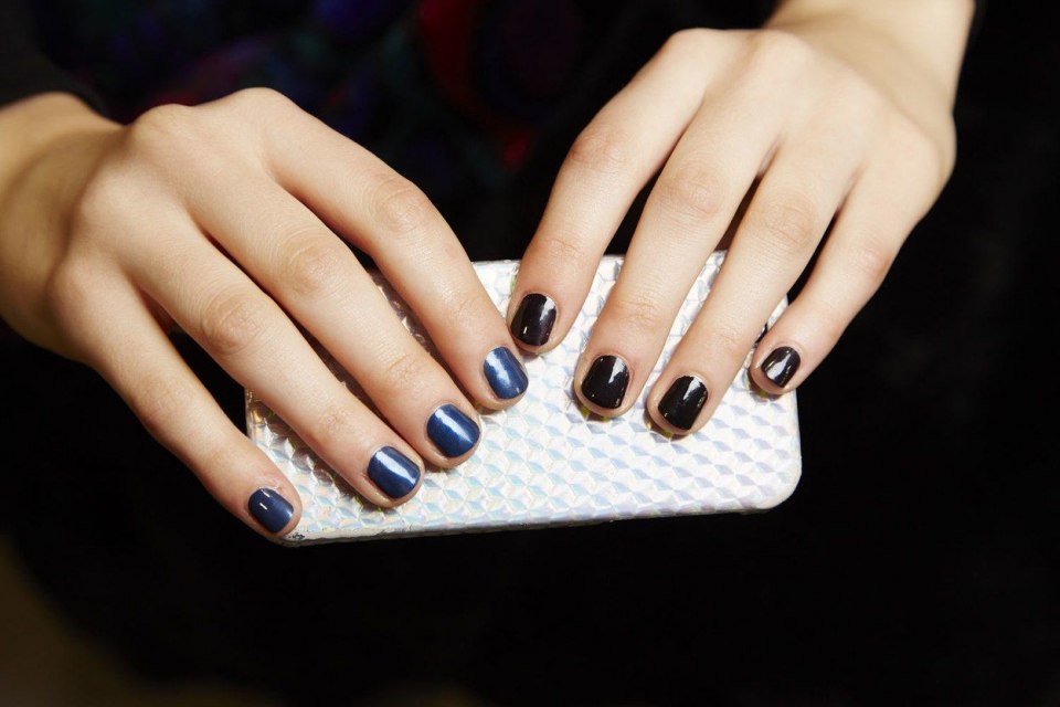 Бордовый маникюр с паутинкой