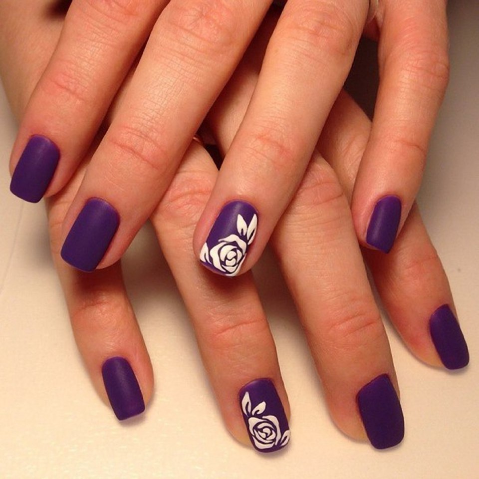 Покрытие лаком украшения