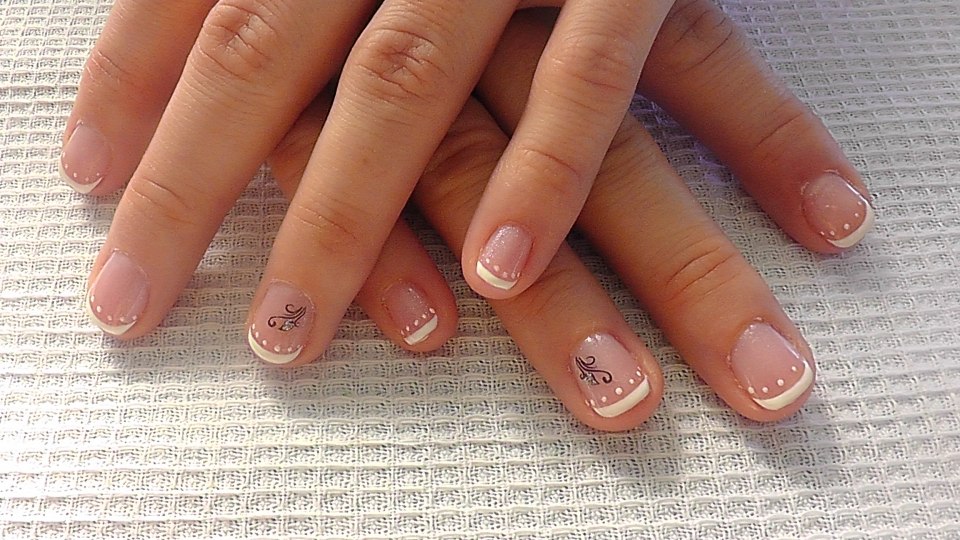 Красивые руки с маникюром