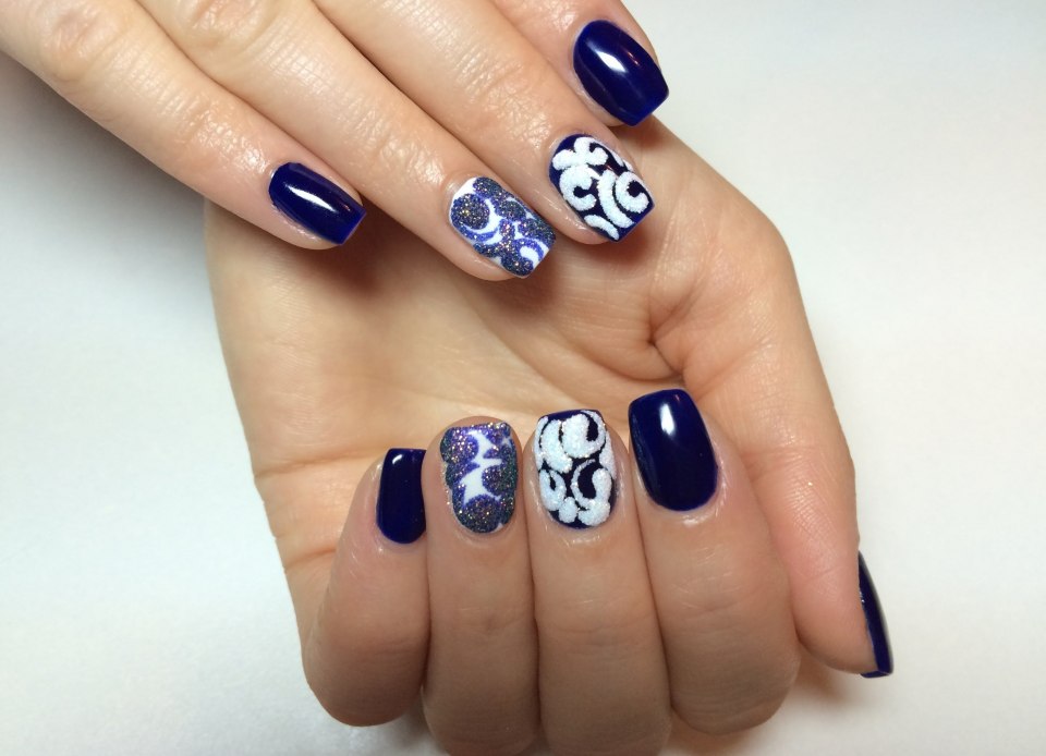 Красивый маникюр в горошек