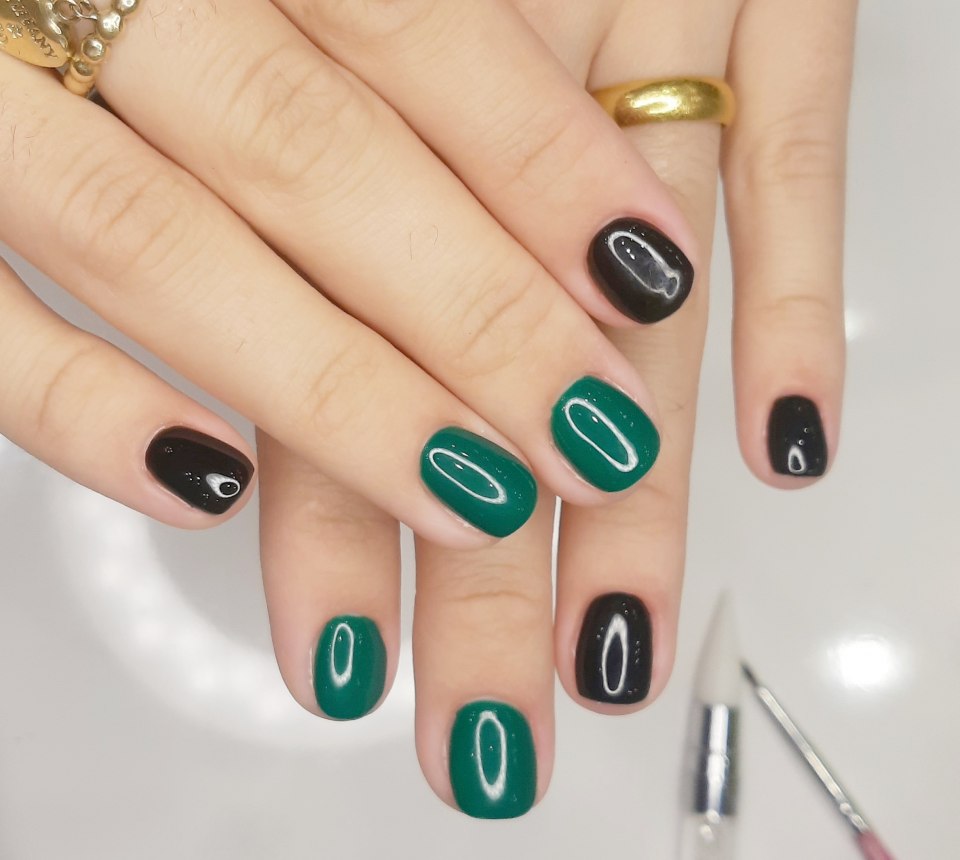 Фиалковый маникюр с рисунком