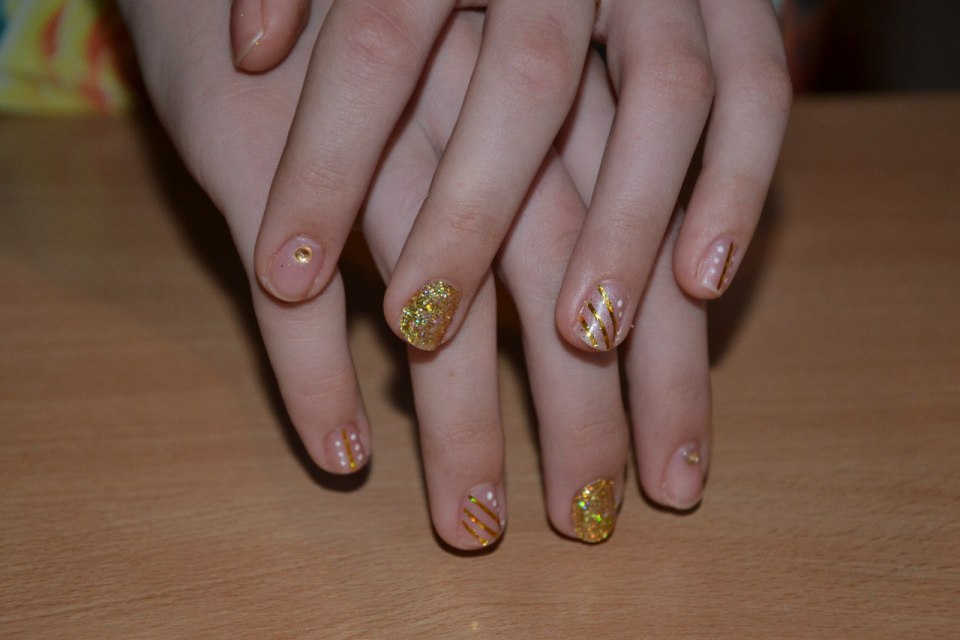 Маникюр бежевый с черным