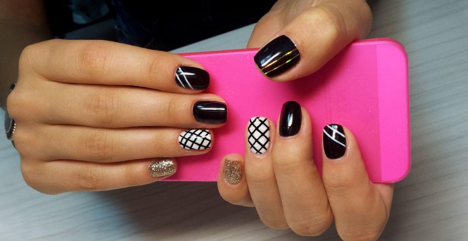 Треугольные лунки на ногтях