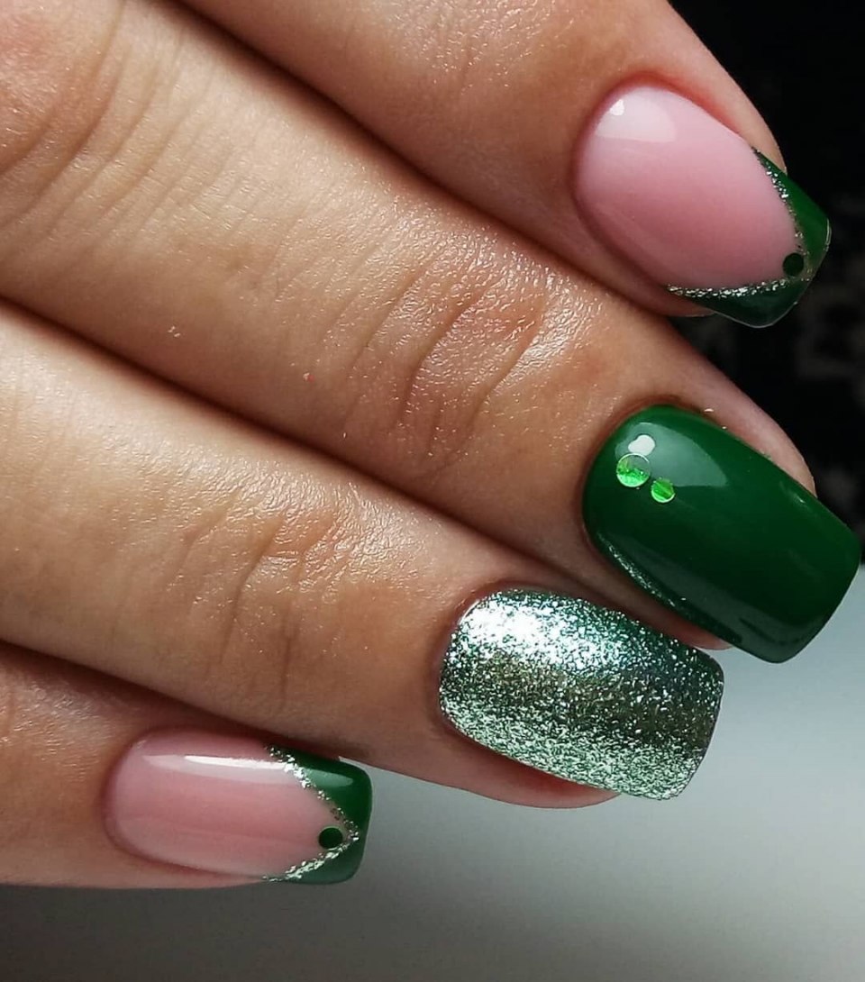 Изумрудный маникюр на короткие ногти