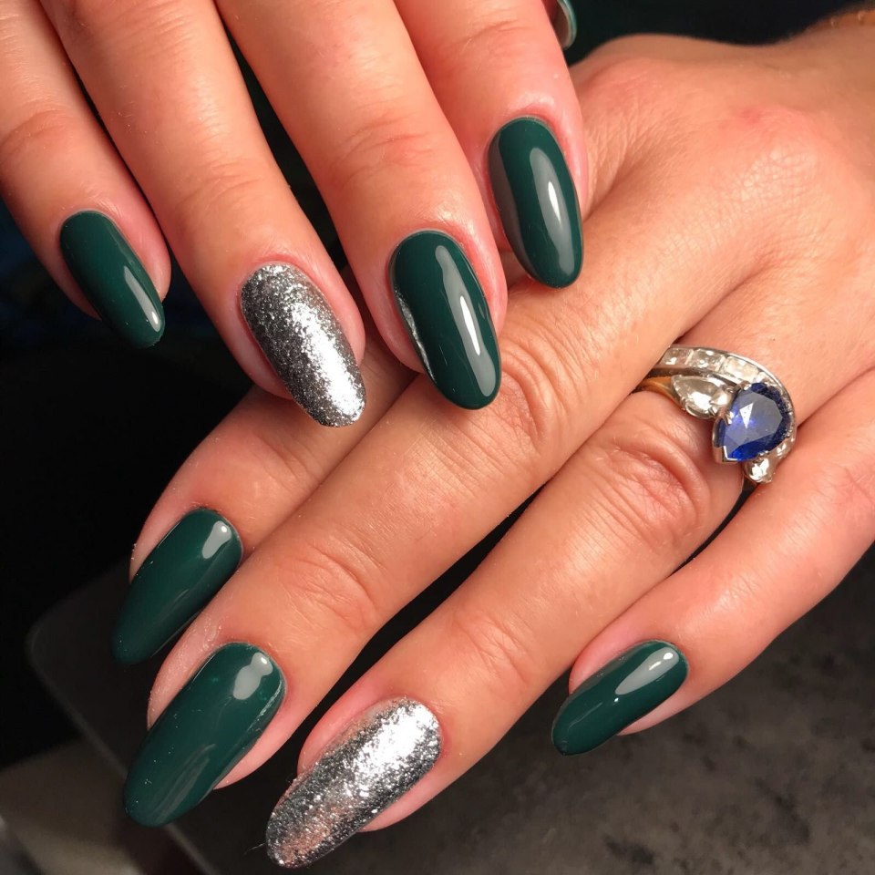 Зелено серебристый маникюр