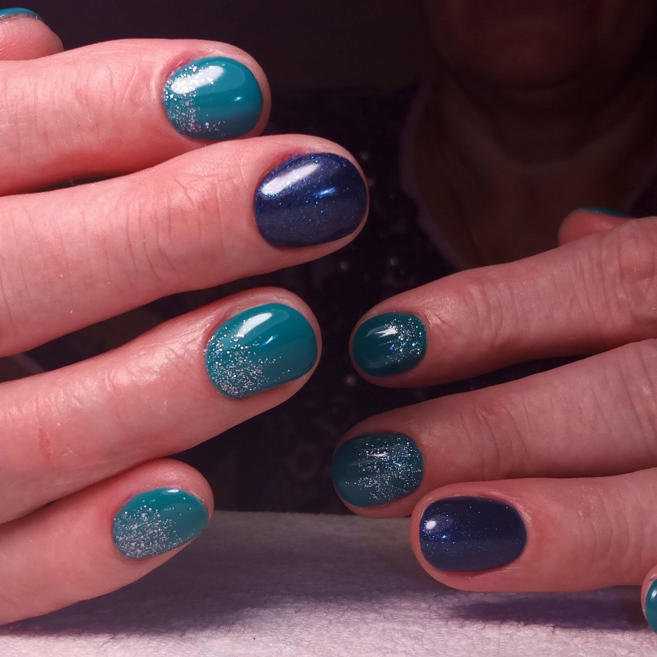 Изумрудный лак с шимером