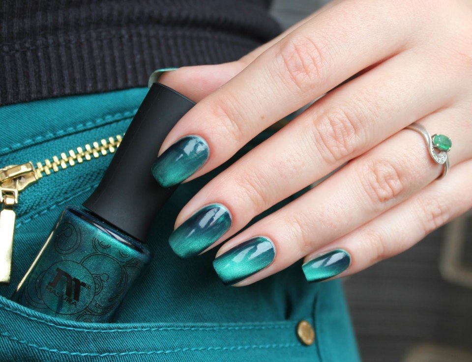 Емнозеленый маникюр на короткие ног и