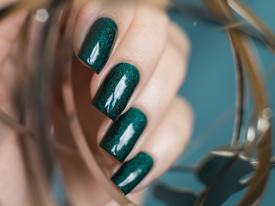 Ногти серо зеленые