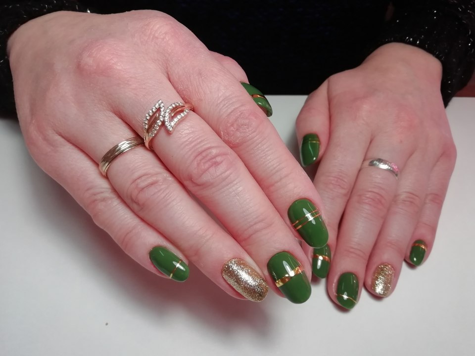 Изумрудно зеленые ногти