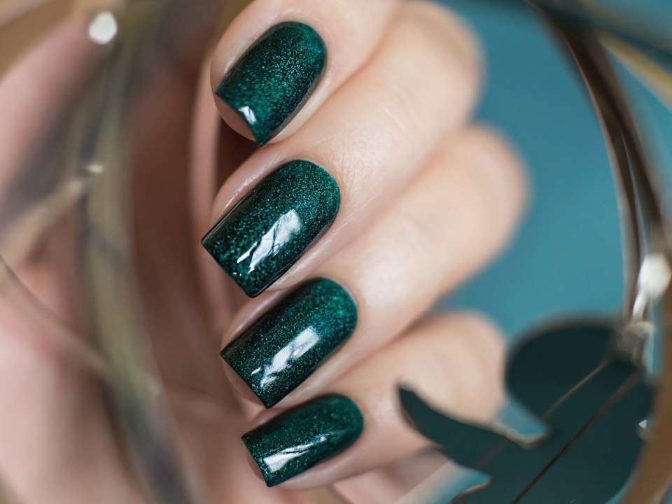 Зелёный маникюр с блестками