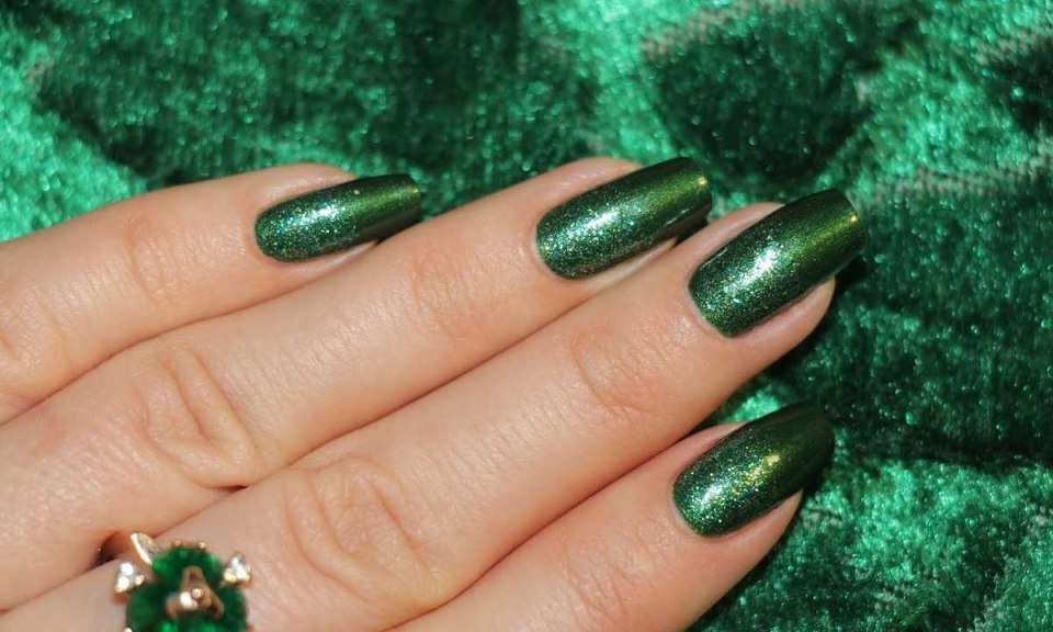 Маникюр загар изумрудный