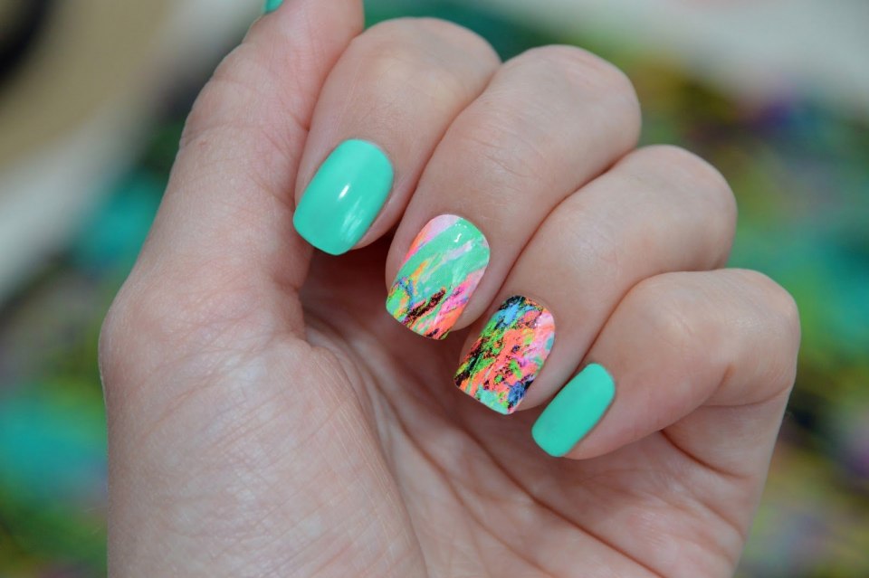 Маникюр розовый с бирюзовым