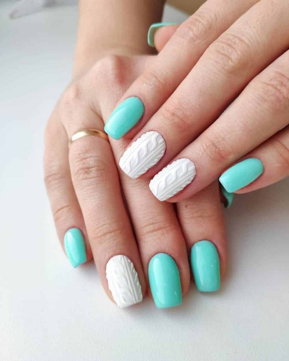 Мятный маникюр на короткие ногти