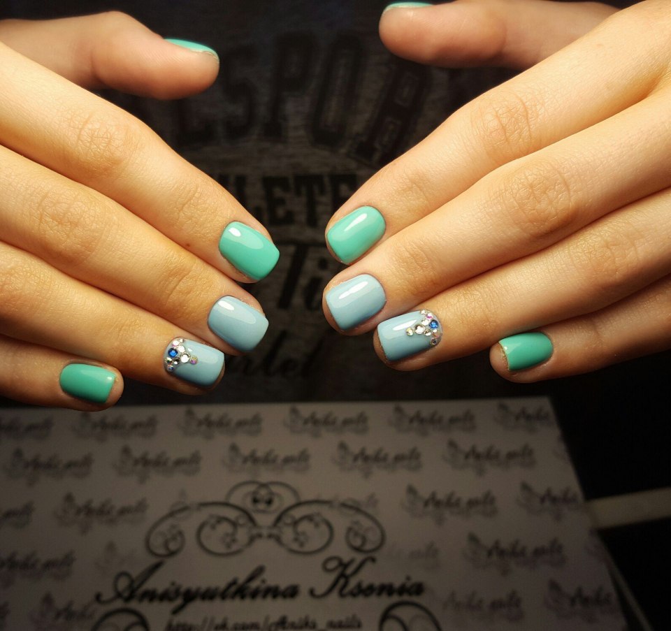 Бирюзовый маникюр