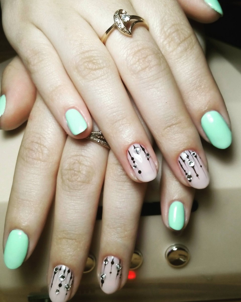 Мятный маникюр