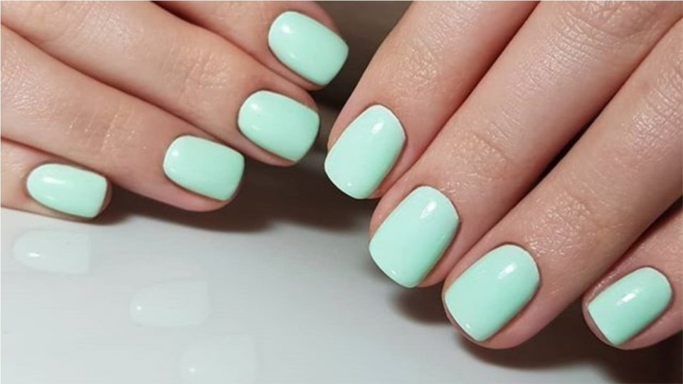 Мятный маникюр на короткие ногти