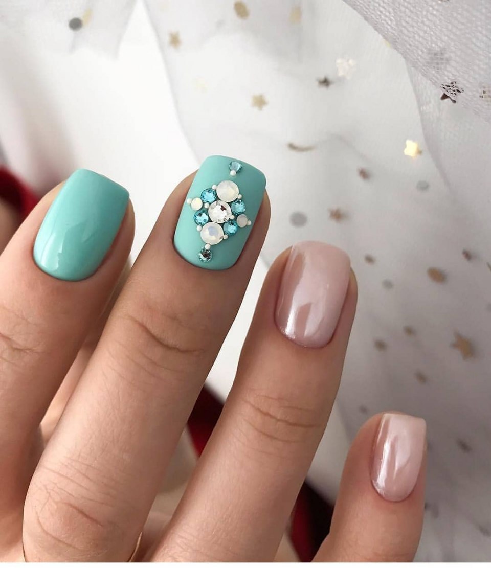 Мятный маникюр на короткие ногти