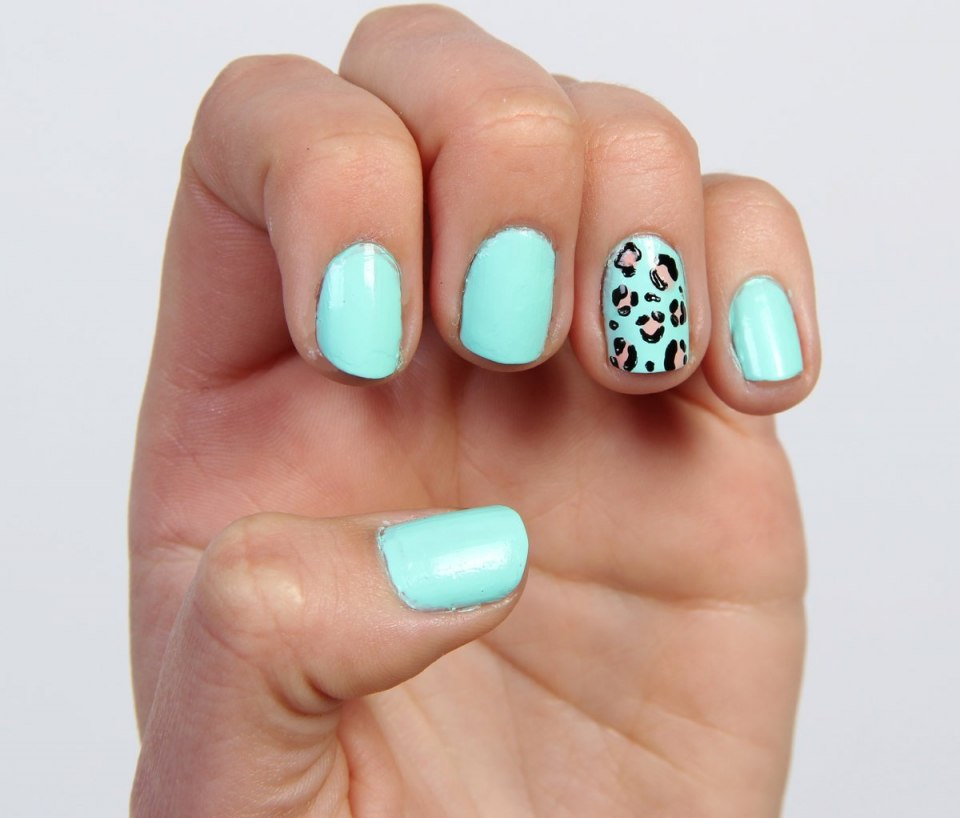 Мятный маникюр снежинки