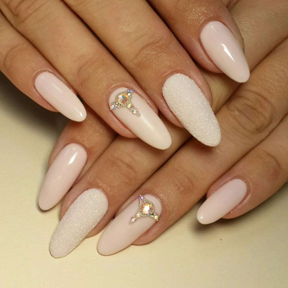 Бежевый маникюр 2021 миндаль