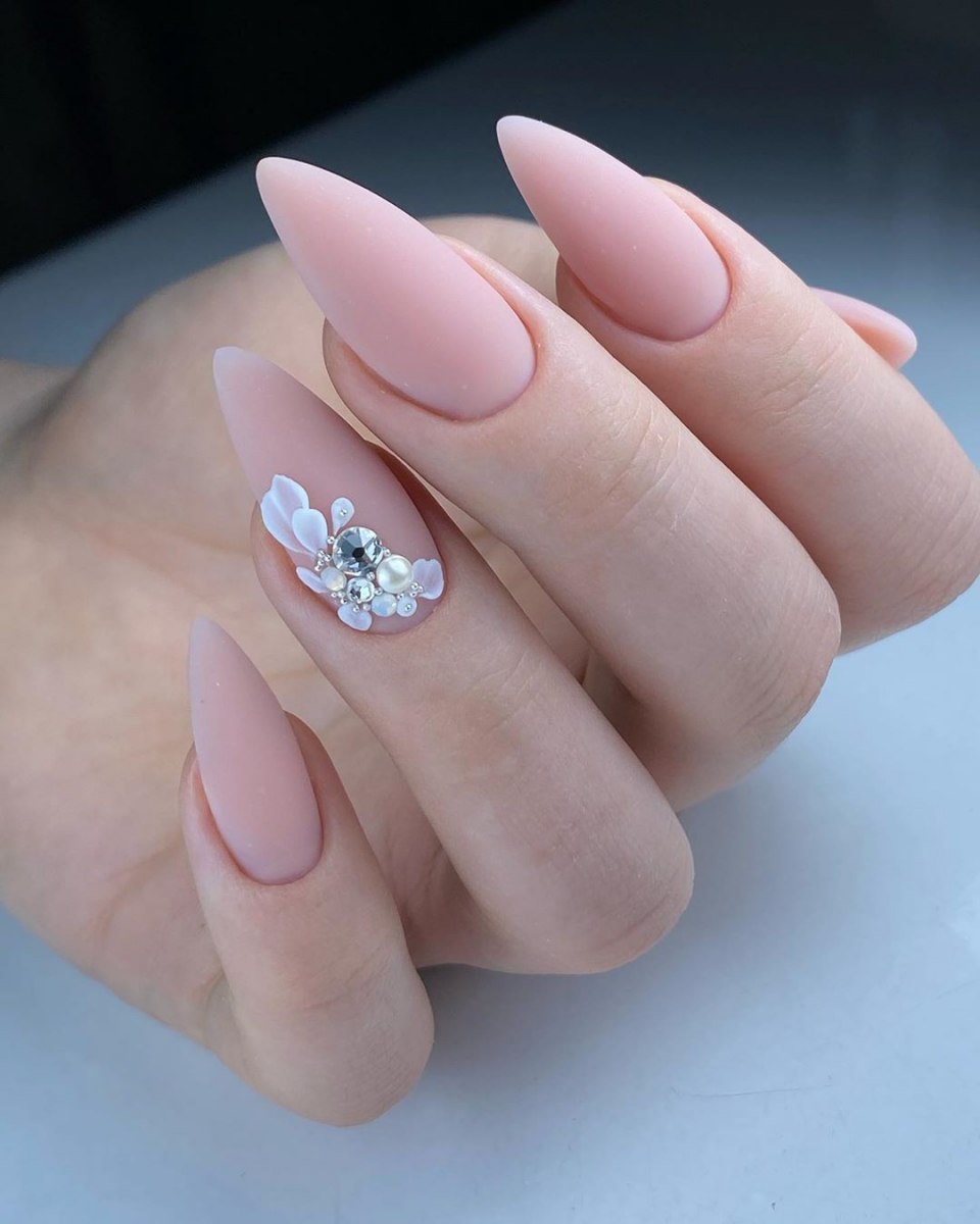 Нюдовый маникюр с мрамором на миндаль