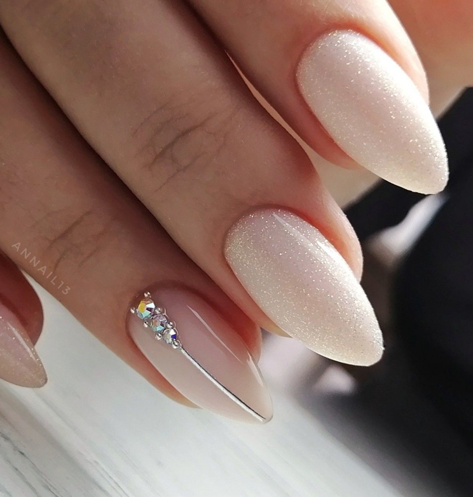 Нежный маникюр с блестками