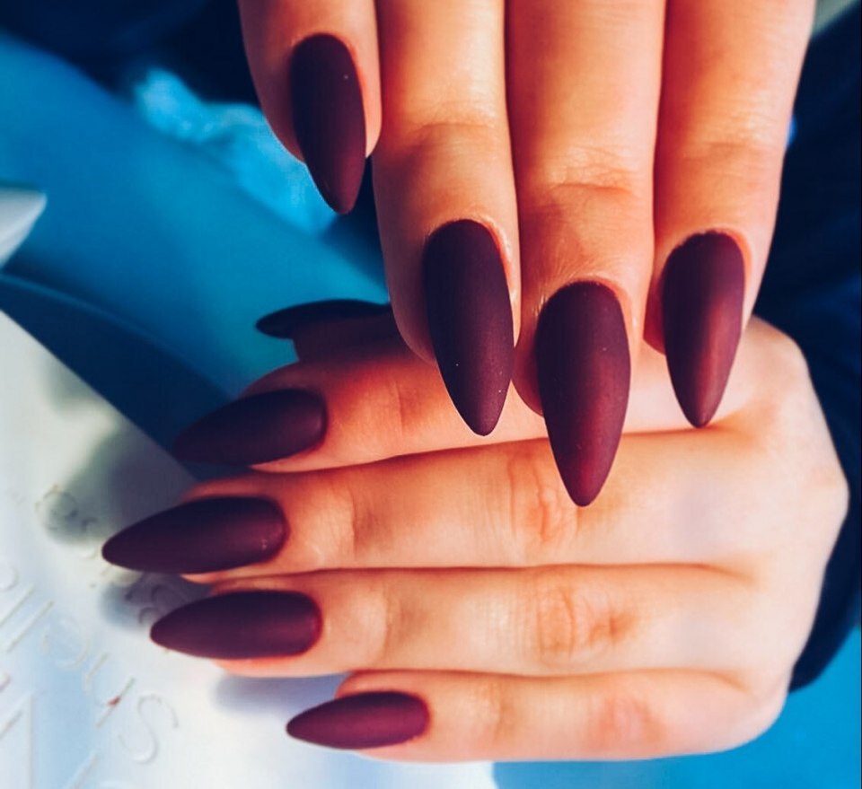 Красный матовый маникюр на длинные ногти