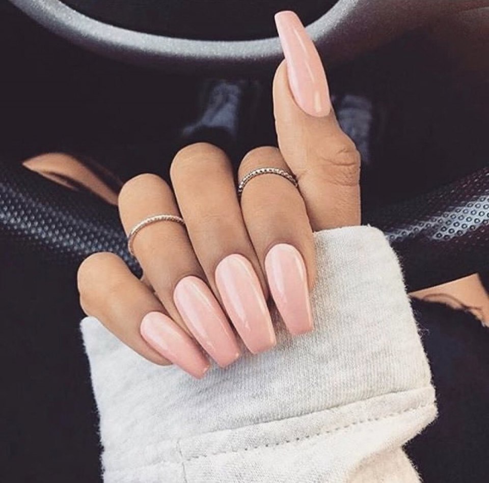 Одноцветный маникюр на длинные ногти