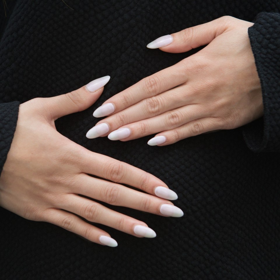 Коралловый маникюр