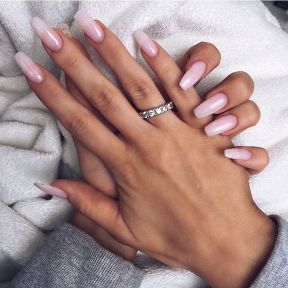 Нюд омбре маникюр миндаль