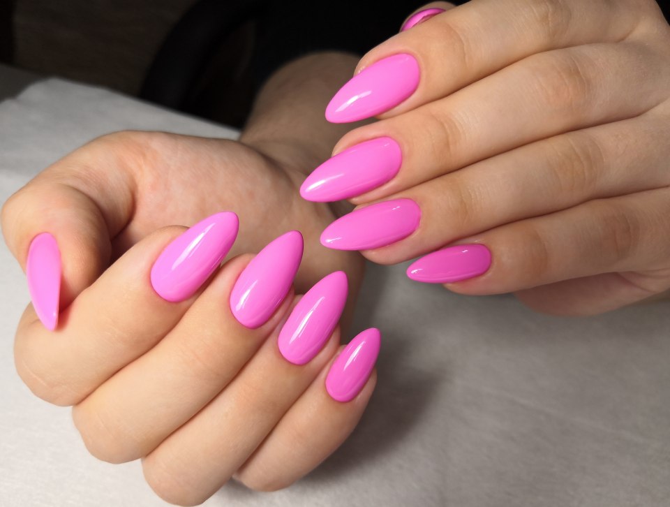 Однотонные ногти миндаль