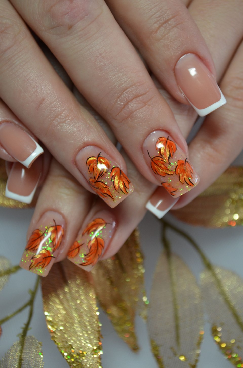 Нейтральный маникюр на коротких ногтях
