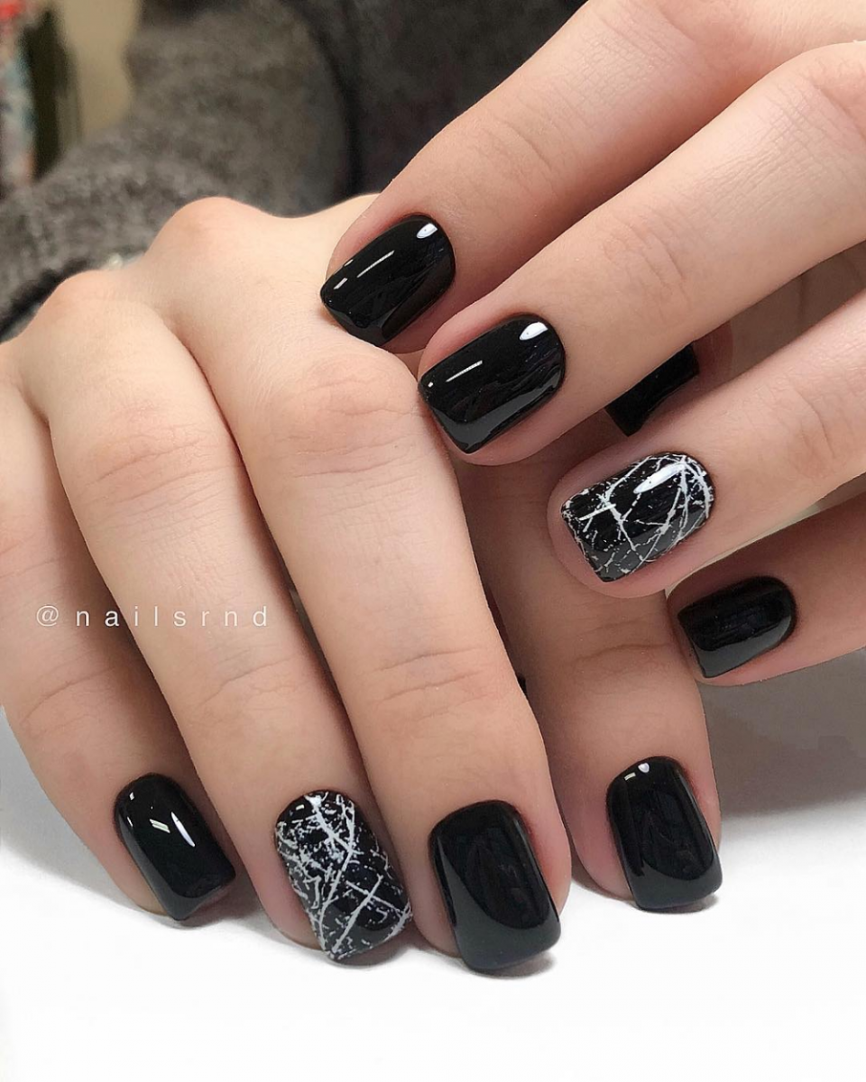 Стильный черный маникюр на короткие ногти