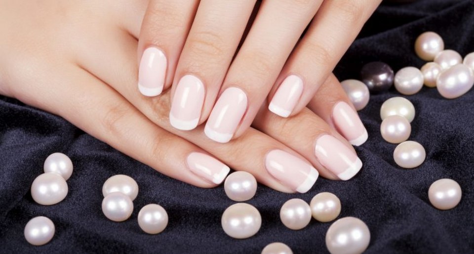 Ногти жемчужного цвета