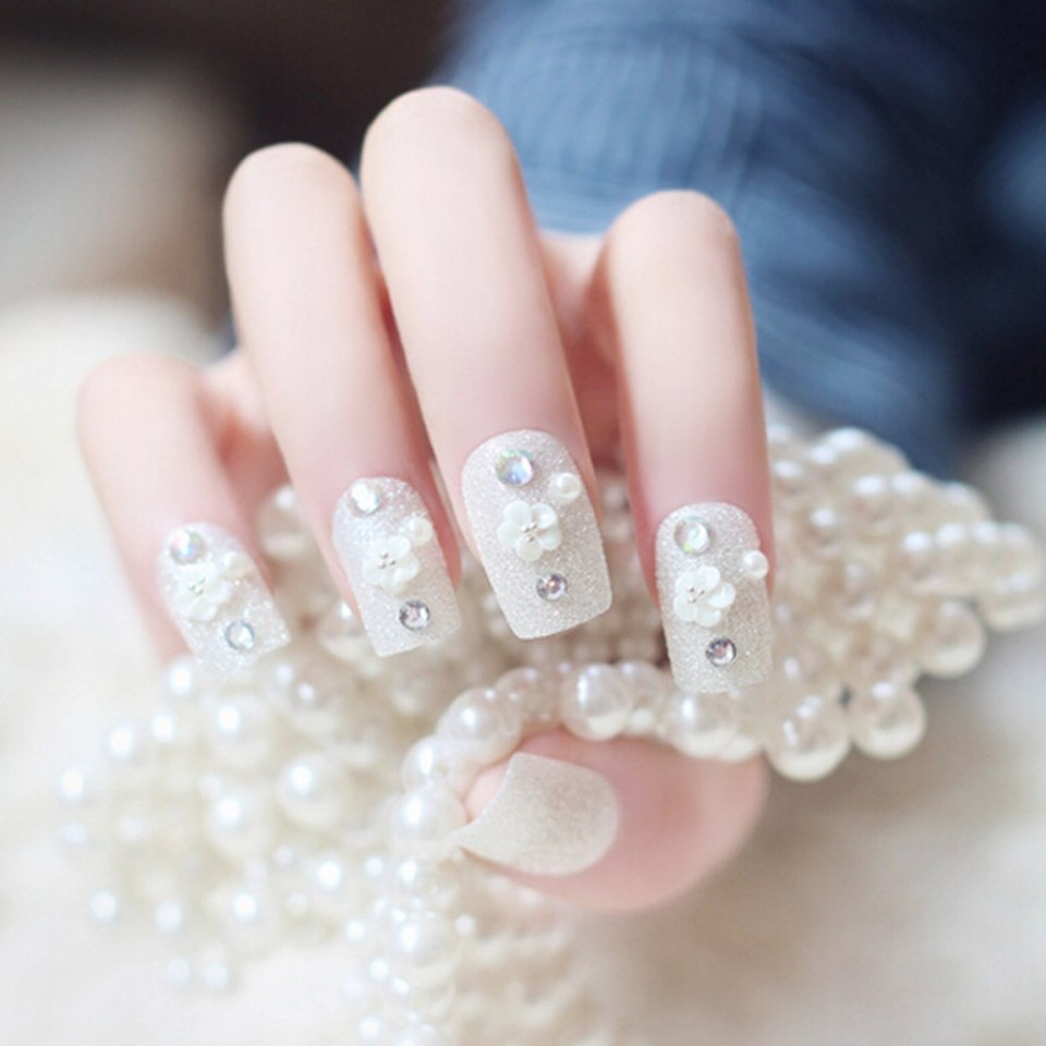 Свадебный маникюр с жемчугом