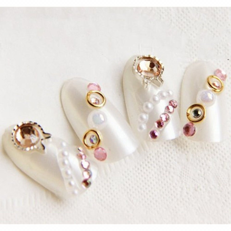 Маникюр с жемчугом и стразами