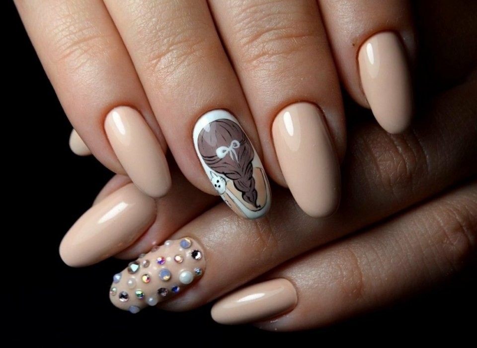 Бежевые ногти с камнями