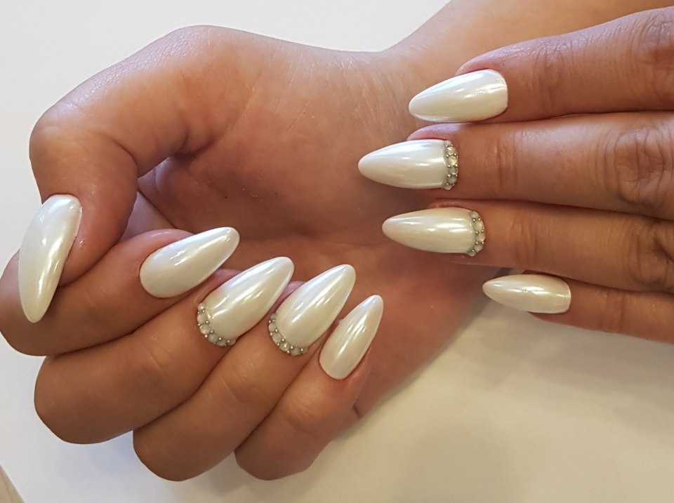 Белый маникюр с жемчужиной втиркой