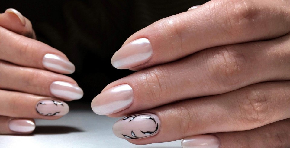 Маникюр с жемчужной втиркой на короткие ногти