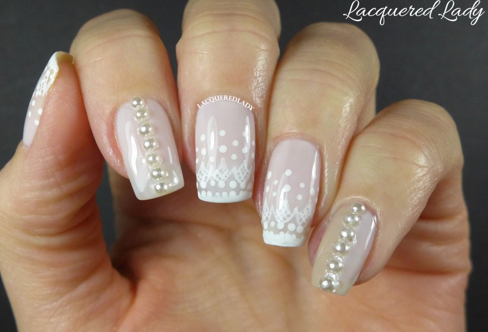 Французский маникюр с бусинками