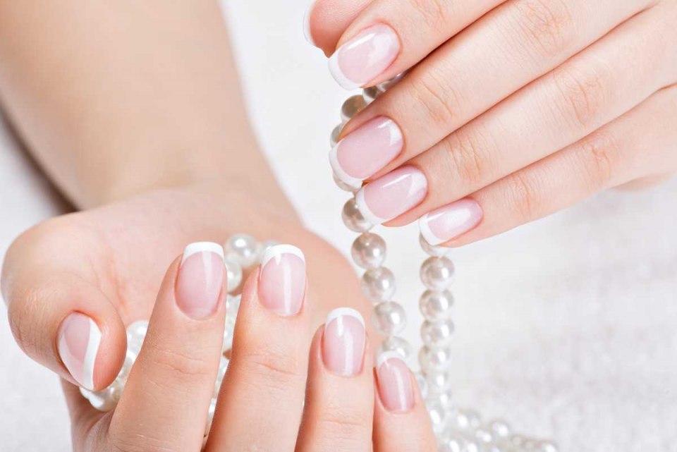 Жемчужный маникюр на очень короткие ногти