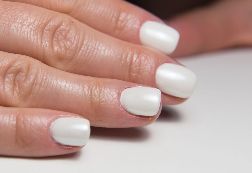 Ногти белый перламутр