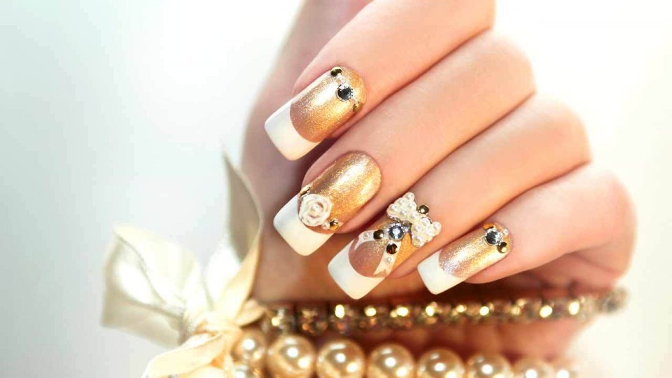 Золотистый маникюр с камнями