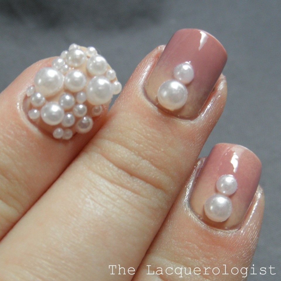 Маникюр со стразами жемчужинками
