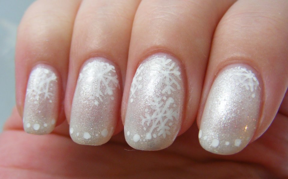 Перламутровый новогодний маникюр