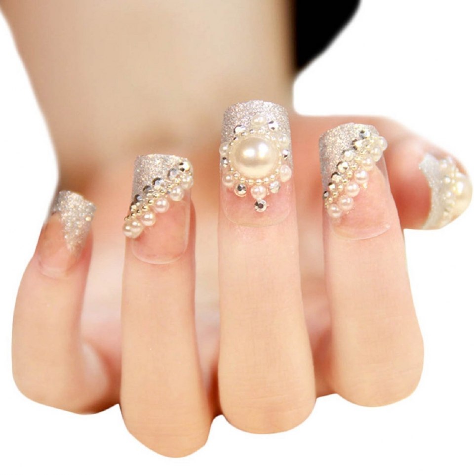 Маникюр с жемчугом и стразами